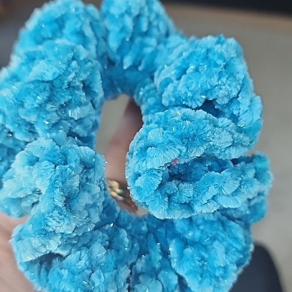 1 Scrunchie - Picture 2 of 2